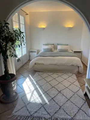 Un ou plusieurs lits dans un hébergement de l'établissement Domaine des Tuilières avec Jacuzzi
