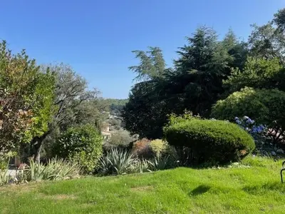 Jardin de l'établissement Domaine des Tuilières avec Jacuzzi