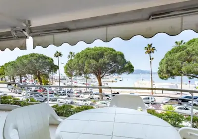 Vue générale sur la mer ou vue sur la mer prise depuis l'appartement