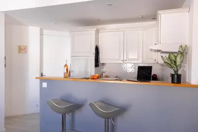 Cuisine ou kitchenette dans l'établissement Cannes centre apartment with a balcony