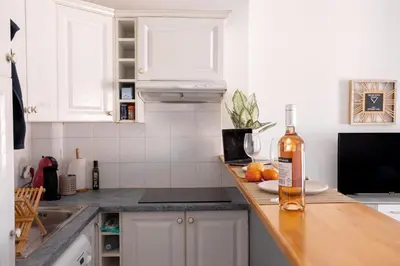Cuisine ou kitchenette dans l'établissement Cannes centre apartment with a balcony