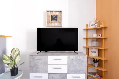 Télévision ou salle de divertissement dans l'établissement Cannes centre apartment with a balcony