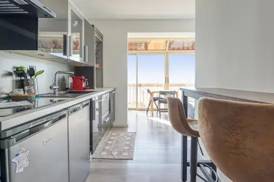 Cuisine ou kitchenette dans l'établissement Appartement Rivage - Welkeys