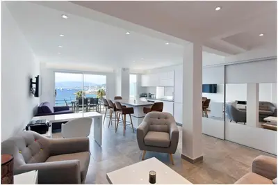 Télévision ou salle de divertissement dans l'établissement REF 1229 - Cannes Croisette - Sea view apartment for rent