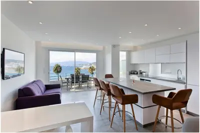 Cuisine ou kitchenette dans l'établissement REF 1229 - Cannes Croisette - Sea view apartment for rent