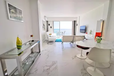 Télévision ou salle de divertissement dans l'établissement REF 1769 - Cannes - Sea view penthouse for rent