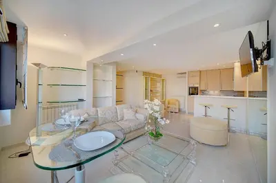 Cuisine ou kitchenette dans l'établissement REF 1389 - Cannes Center - Apartment for rent