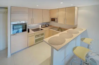 Cuisine ou kitchenette dans l'établissement REF 1389 - Cannes Center - Apartment for rent