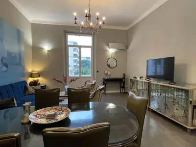 Télévision ou salle de divertissement dans l'établissement Luxury 2-floor Flat minutes walk to Croisette and City Center