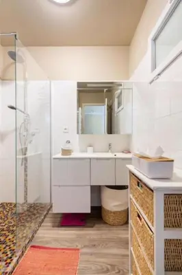 Salle de bains dans l'établissement Bel appartement avec terrasse, piscine, parking privé et club de tennis, padel en sus