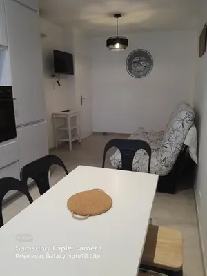 Télévision ou salle de divertissement dans l'établissement Les Violettes 3 pièces centre ville Antibes