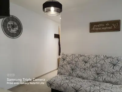 Coin salon dans l'établissement Les Violettes 3 pièces centre ville Antibes