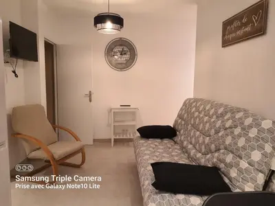 Coin salon dans l'établissement Les Violettes 3 pièces centre ville Antibes