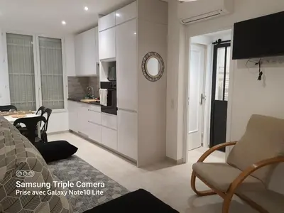 Télévision ou salle de divertissement dans l'établissement Les Violettes 3 pièces centre ville Antibes