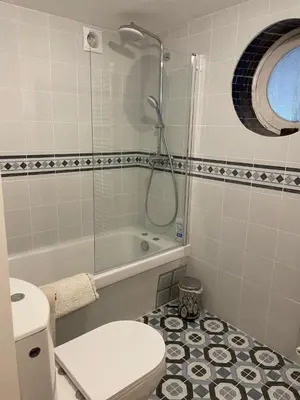 Salle de bains dans l'établissement Rez-de-chaussée dans grand jardin provençal, à la villa Tatiana