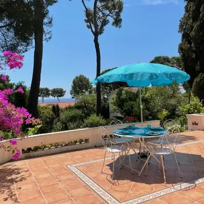Rez-de-chaussée dans grand jardin provençal