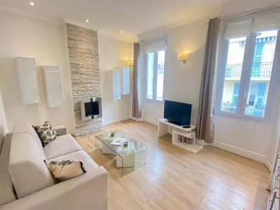 Télévision ou salle de divertissement dans l'établissement Le Chabaud SCLS - Clim, Wifi, Hyper centre
