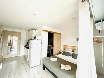 Cuisine ou kitchenette dans l'établissement LES PALMIERS - Appartement avec piscine proche plages - Wifi et Clim