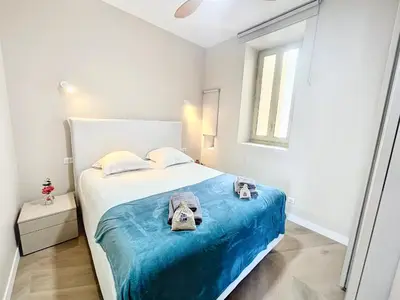 Un ou plusieurs lits dans un hébergement de l'établissement Cannes Vidal Rue Antibes SNCF station 2 mn 1 BR new 2024 quiet building hyper center by Olam Properties
