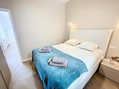 Un ou plusieurs lits dans un hébergement de l'établissement Cannes Vidal Rue Antibes SNCF station 2 mn 1 BR new 2024 quiet building hyper center by Olam Properties
