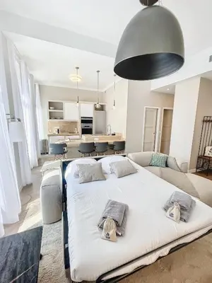 Un ou plusieurs lits dans un hébergement de l'établissement Cannes Vidal Rue Antibes SNCF station 2 mn 1 BR new 2024 quiet building hyper center by Olam Properties