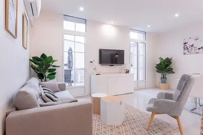 Télévision ou salle de divertissement dans l'établissement Luxury Apt With Large Terrace On Famous Rue D'antibes! - Pasteur Apt by Halldis