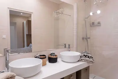 Salle de bains dans l'établissement Luxury Apt With Large Terrace On Famous Rue D'antibes! - Pasteur Apt by Halldis