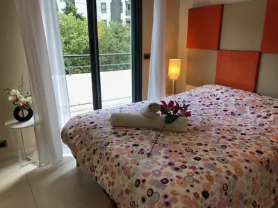 Un ou plusieurs lits dans un hébergement de l'établissement Appartement montfleury, 2 terrasses, 2 chambres , 2 sdb , pkg privé piscine, 15 min walk to Croisette beach and Palais des festivals