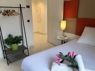 Un ou plusieurs lits dans un hébergement de l'établissement Appartement montfleury, 2 terrasses, 2 chambres , 2 sdb , pkg privé piscine, 15 min walk to Croisette beach and Palais des festivals