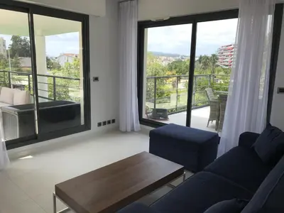 Coin salon dans l'établissement Appartement montfleury, 2 terrasses, 2 chambres , 2 sdb , pkg privé piscine, 15 min walk to Croisette beach and Palais des festivals