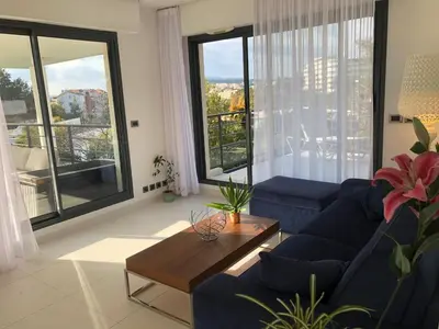 Coin salon dans l'établissement Appartement montfleury, 2 terrasses, 2 chambres , 2 sdb , pkg privé piscine, 15 min walk to Croisette beach and Palais des festivals