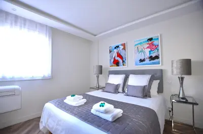 Un ou plusieurs lits dans un hébergement de l'établissement Studio Cannes Grand Hôtel Eider
