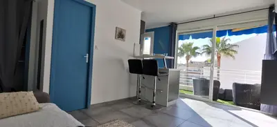 Télévision ou salle de divertissement dans l'établissement Cannes Pointe Croisette studio plage 2 min à Pieds