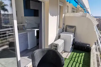 Balcon ou terrasse dans l'établissement Cannes Pointe Croisette studio plage 2 min à Pieds