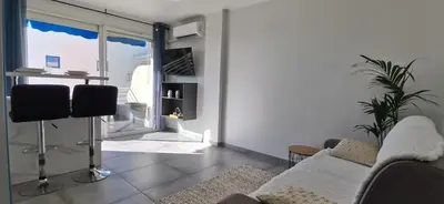 Télévision ou salle de divertissement dans l'établissement Cannes Pointe Croisette studio plage 2 min à Pieds