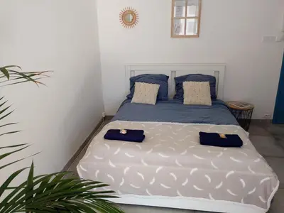 Un ou plusieurs lits dans un hébergement de l'établissement Cannes Pointe Croisette studio plage 2 min à Pieds