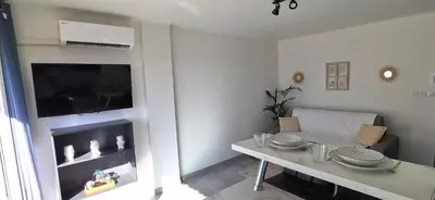 Coin salon dans l'établissement Cannes Pointe Croisette studio plage 2 min à Pieds