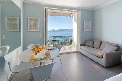 Coin salon dans l'établissement Palais Miramar - Suite Blue Room - Vue Mer -Croisette Emplacement Unique - 20M Plage - WIFI - Clim