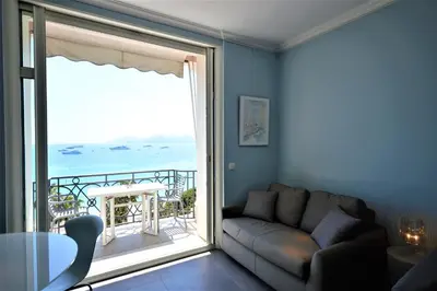 Coin salon dans l'établissement Palais Miramar - Suite Blue Room - Vue Mer -Croisette Emplacement Unique - 20M Plage - WIFI - Clim