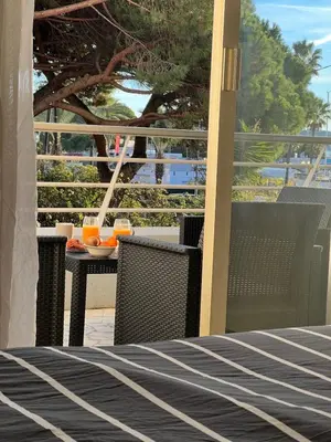 Balcon ou terrasse dans l'établissement Seafront - beautiful flat with aircon and comfortable loggia