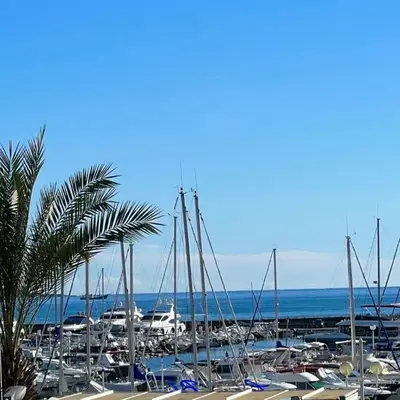 Seafront - beautiful flat with aircon and comfortable loggia