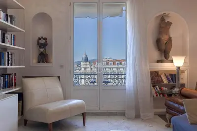 Coin salon dans l'établissement Palais Miramar Suite Art Modern - Derniere étages Vue Mer - 75m de confort - En Face des Plages -WIFI - Clim