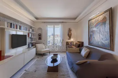 Télévision ou salle de divertissement dans l'établissement Palais Miramar Suite Art Modern - Derniere étages Vue Mer - 75m de confort - En Face des Plages -WIFI - Clim