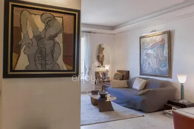 Coin salon dans l'établissement Palais Miramar Suite Art Modern - Derniere étages Vue Mer - 75m de confort - En Face des Plages -WIFI - Clim