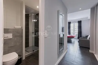 Salle de bains dans l'établissement Palais Miramar - Suite & B31 - Croisette Emplacement Unique - 20M Plage - WIFI - Clim