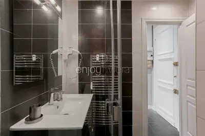 Salle de bains dans l'établissement Palais Miramar - Suite & B31 - Croisette Emplacement Unique - 20M Plage - WIFI - Clim