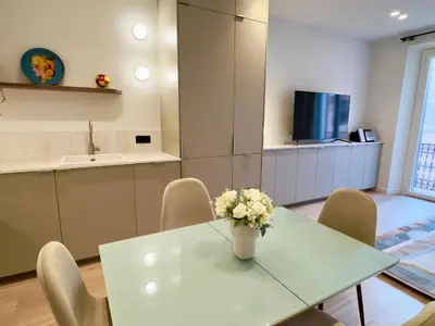 Télévision ou salle de divertissement dans l'établissement Superbe 3 pièces - 2 chambres avec Terrasse, 4 mn Palais
