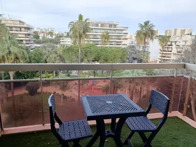 Balcon ou terrasse dans l'établissement Appartement 2 pièces meublés à Juan Les Pins