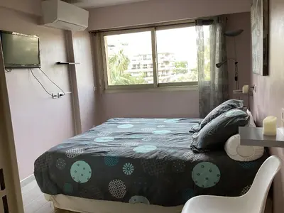 Un ou plusieurs lits dans un hébergement de l'établissement Appartement 2 pièces meublés à Juan Les Pins