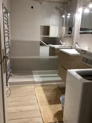 Salle de bains dans l'établissement Appartement 2 pièces meublés à Juan Les Pins